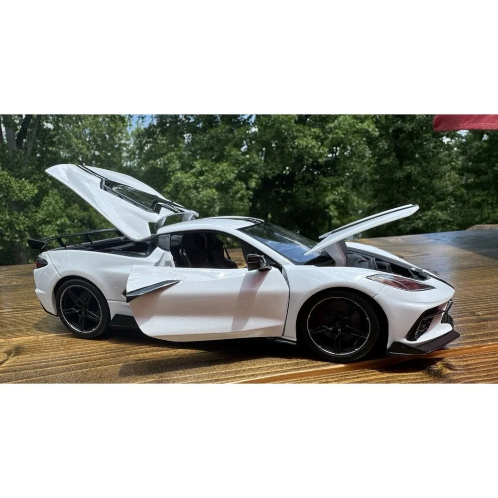 2020 Chevrolet Corvette Stingray C8 White Black Stripe 1:18 Maisto Diecast